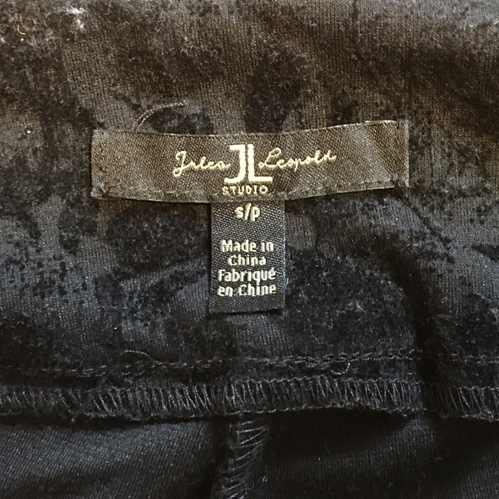 💚2 for $10💚Jules & Leopold Studio Capri Pants, Velvety Flower Design, Size S/P - Picture 4 of 6